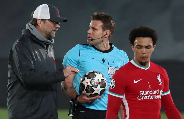 翻牌结构变化：一张转牌如何彻底反转优势（牌面结构突变：一张转牌如何彻底逆转优势）